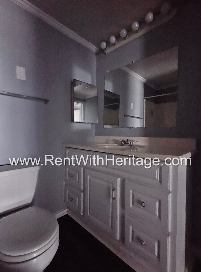 Building Photo - GORGEOUS HISTORICAL APARTMENT HOME / TOTALLY UPGRADED INTERIOR / CLOSE TO EVERYTHING!