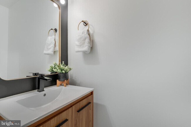 Building Photo - 1507 N Colonial Terrace