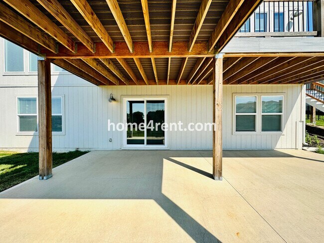 Building Photo - Exceptional Olathe Home in the Cedar Creek Subdivision w/ Wood Floors and a Finished Basment!