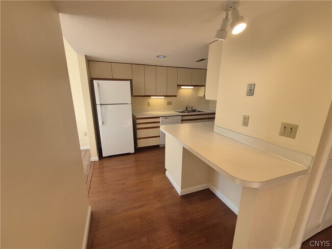 Building Photo - 435 Summerhaven Dr N