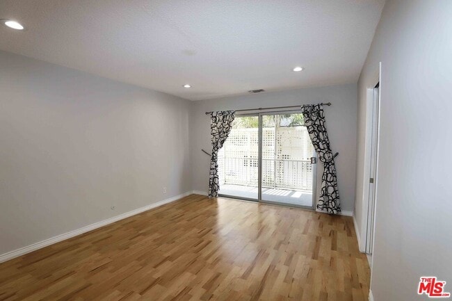 Building Photo - 1025 S Sherbourne Dr