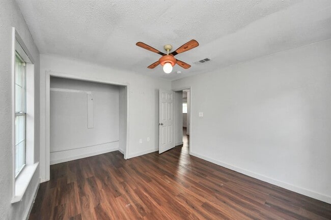 Building Photo - 914 Kress St