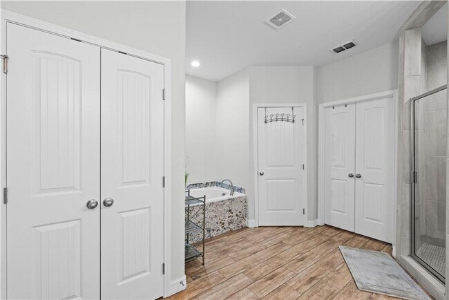 Building Photo - 4 Bedroom | 3 Bathroom | Centrally Located
