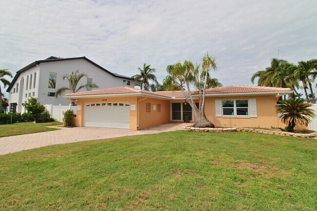 Building Photo - 10128 Yacht Club Dr