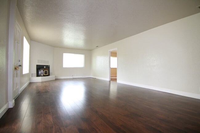 Building Photo - MOVE IN SPECIALL!!! $400 OFF FIRST MONTH"S...