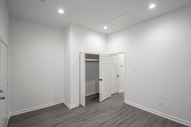 Building Photo - 214 S Park St