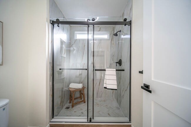 Building Photo - BEAUTIFULLY RENOVATED 4-BEDROOM HOME IN PH...