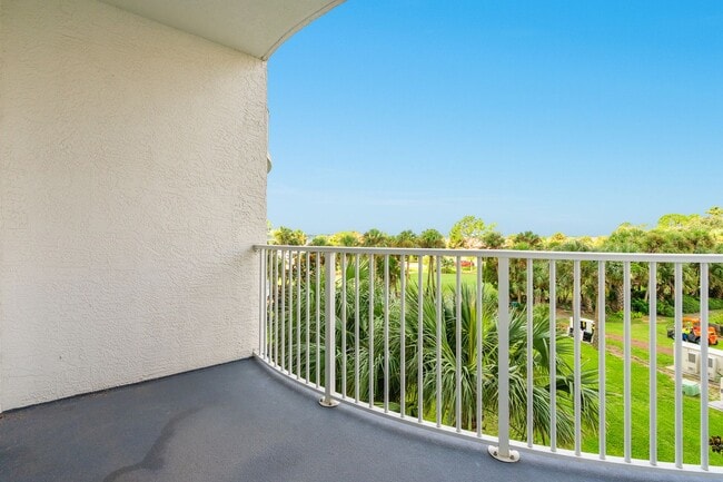 Building Photo - Furnished Waterfront 2 Bedroom Condo