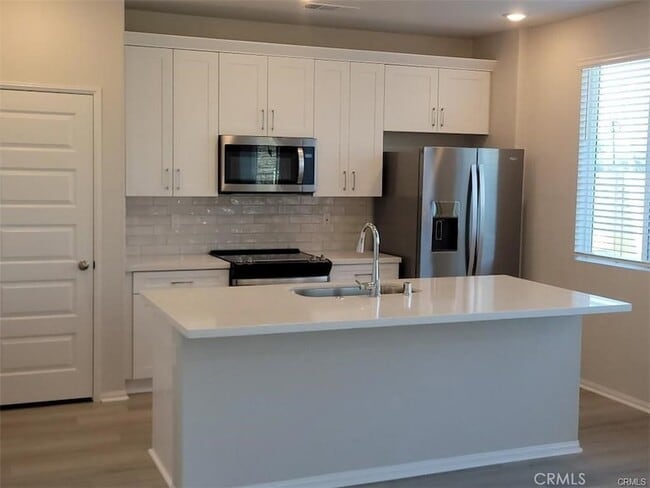 Building Photo - 2058 Bergamot St