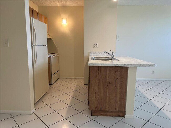 Building Photo - 2401 Riverside Dr