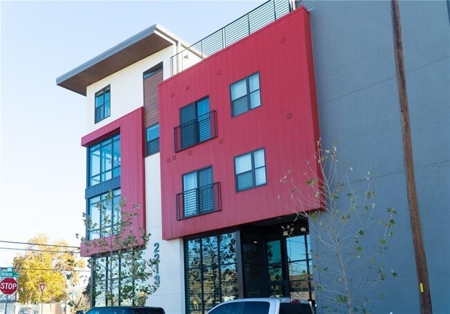 Building Photo - 2213 Poquito St