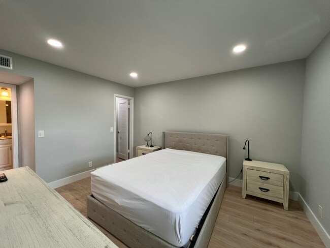 Building Photo - 698 Normandy Ln