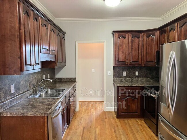 Building Photo - 710 Small Lake Dr