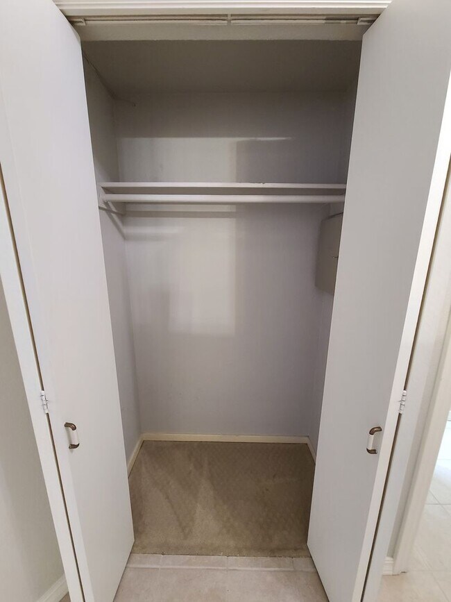 Building Photo - 2Bd/2Ba Spacious Bellevue Condo - W/S/G & ...