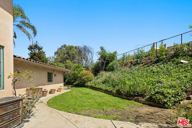 Building Photo - 16820 Sunset Blvd
