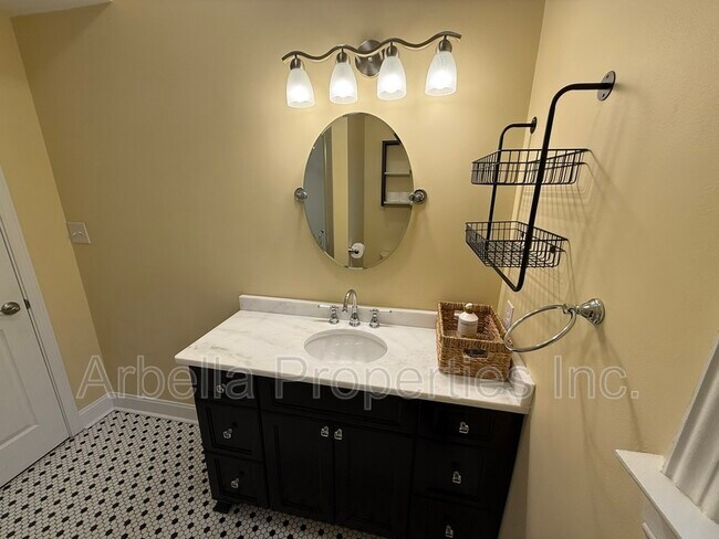 Building Photo - 701 W Locust St