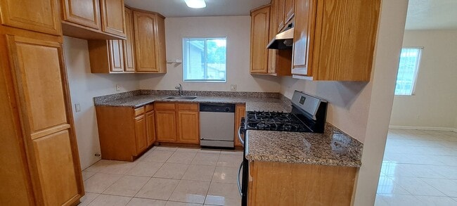 Building Photo - Wow this Charmer has 4 Bedrooms with 2 Primary Bedrooms w/Full Bathrooms