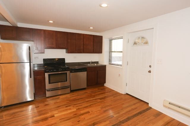 Building Photo - 1120 W Oakdale Ave