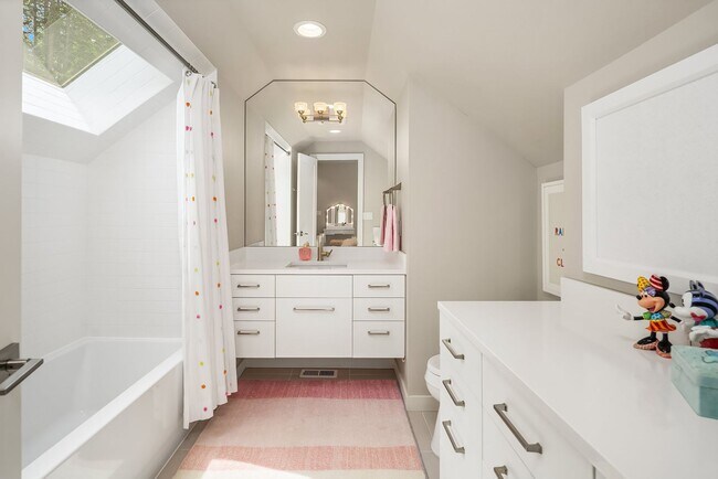 Building Photo - Furnished Redmond Home | Short-Term 3–6 Month Lease | Avail Now!