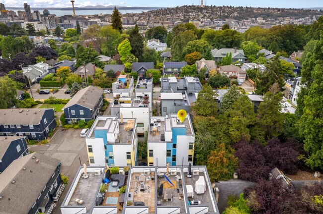 Building Photo - 913 10th Ave E