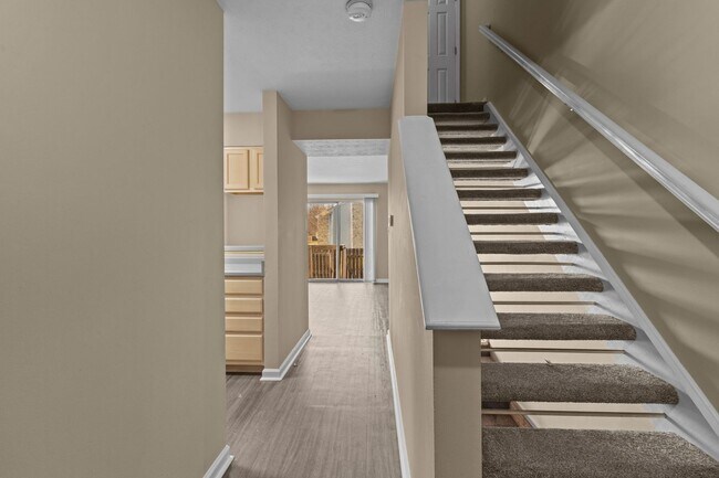 Building Photo - $1,650 FOR 6 MONTH LEASE!