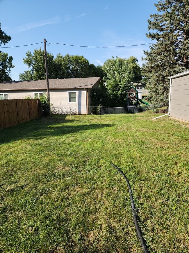 Building Photo - Four bedroom two bathroom house W/ double ...