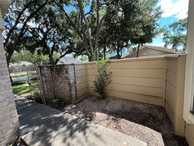 Building Photo - 2372 Woodland Park Dr