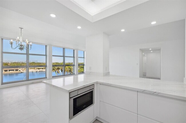 Building Photo - 5065 Collins Ave