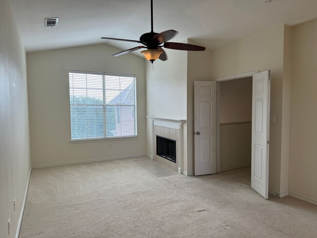 Building Photo - Lovely Townhome!