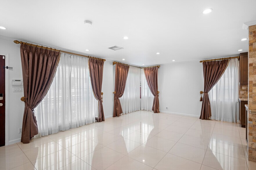 Building Photo - 8337 Valecrest Dr