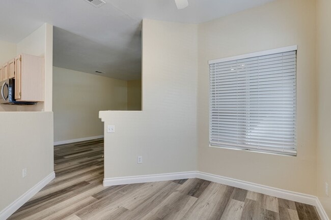 Building Photo - Cozy 1-Bed Apartment with Fireplace – Your...
