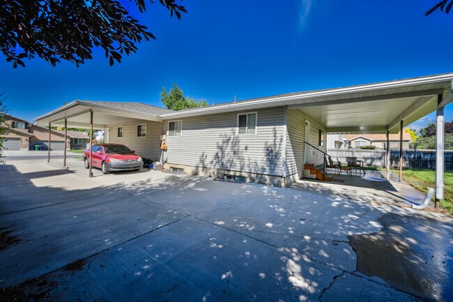 Building Photo - Duplex in Sandy - Available NOW!