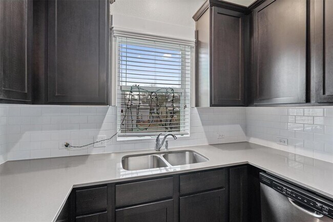 Building Photo - 5407 Link Ave