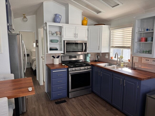 Building Photo - Grab Your Surfboard and Walk to Grandview Beach!