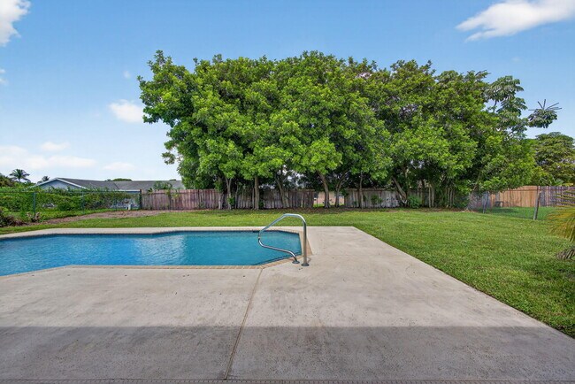 Building Photo - 316 La Mancha Ave