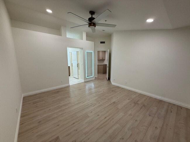 Building Photo - Fully Remodeled 2bed/2bath Townhouse.