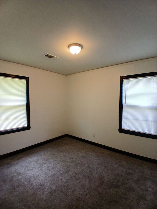 Building Photo - Beautiful 3 bedroom 1 bath home - Open To ...
