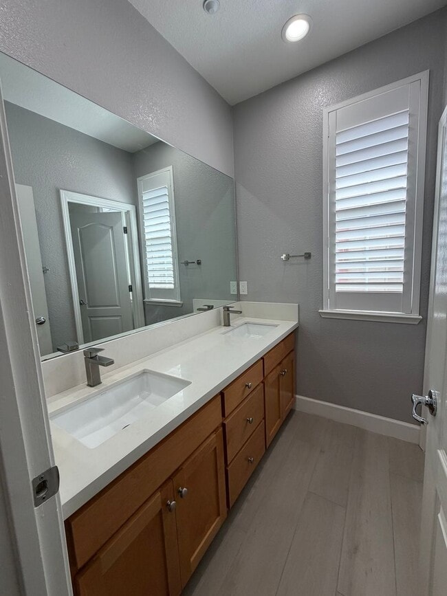 Building Photo - Luxurious 4 Bedroom 2.5 Bath Home.