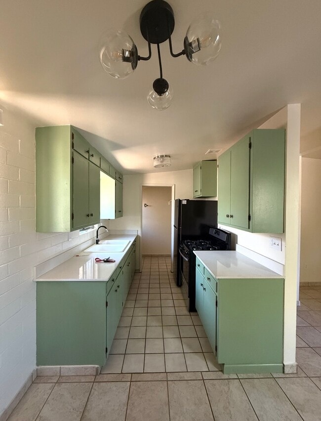 Building Photo - 2642 N Santa Rita Ave