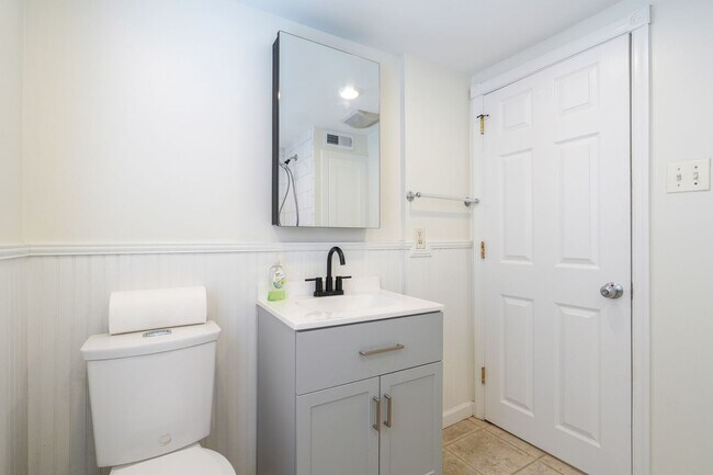 Building Photo - Charming 2BR in the Heart of East Passyunk — Steps to Philly's Best Dining!