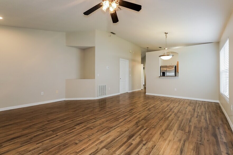 Building Photo - 1036 Lake Shore Ranch Dr