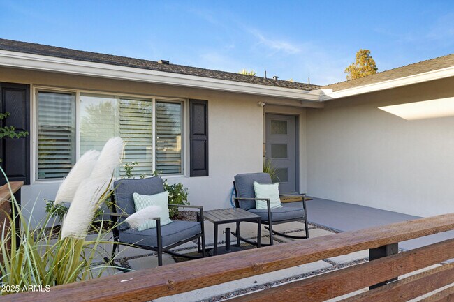 Building Photo - 8738 E Rose Ln