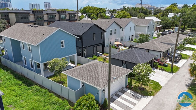 Building Photo - 408 E Oak Ave