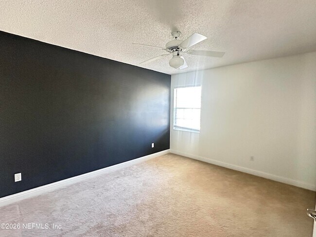 Building Photo - 3996 Richmond Park Dr E