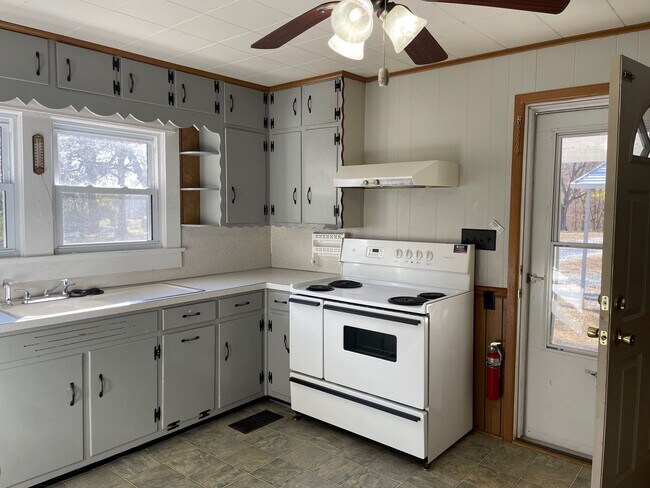 Building Photo - NICE CLEAN COUNTRY HOME, 3 BDRM 1.5 BA $1,300 RENT AND $1,300 DEPOSIT