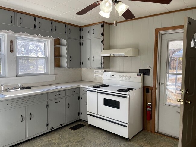 Building Photo - NICE CLEAN COUNTRY HOME, 3 BDRM 1.5 BA $1,400 RENT AND DEPOSIT