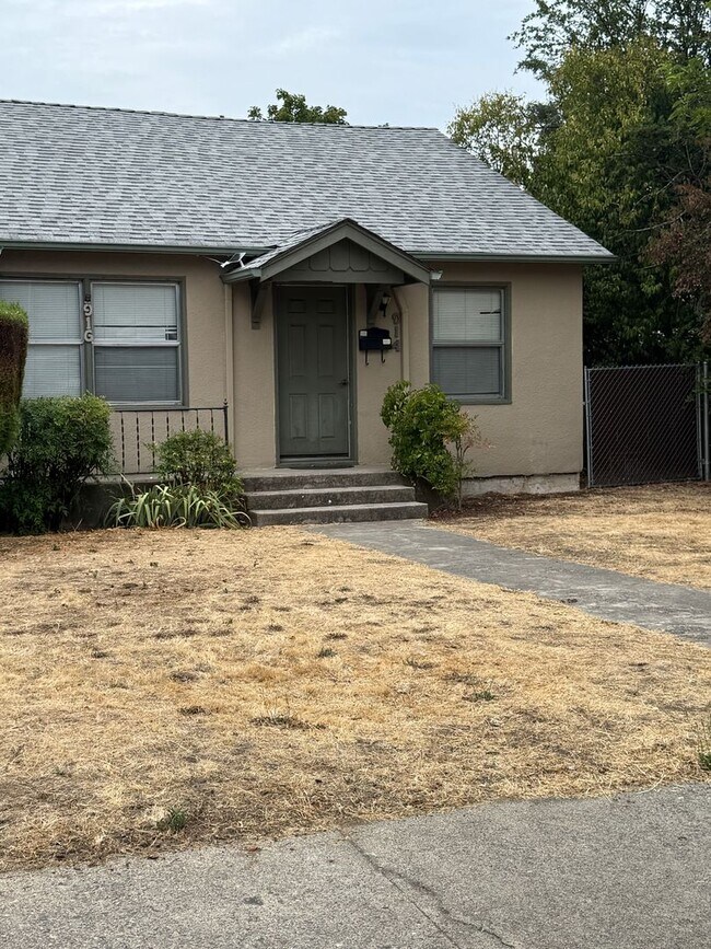 Building Photo - Very Large 1 Bedroom 1 Bathroom Home Available Now