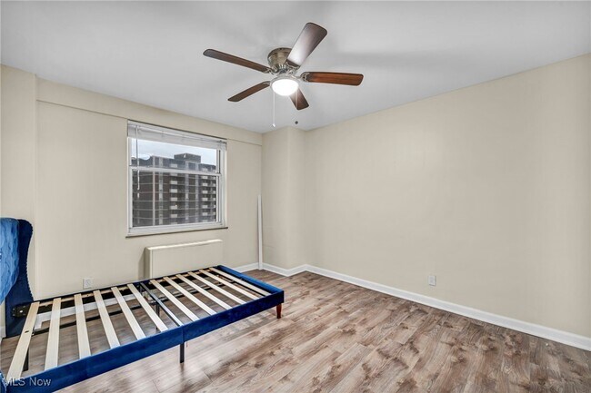 Building Photo - 11850 Edgewater Dr