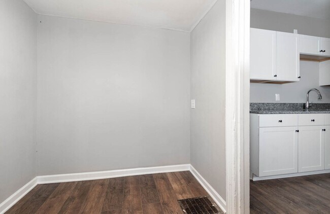 Building Photo - 3 Bedroom 2 Bathroom Home