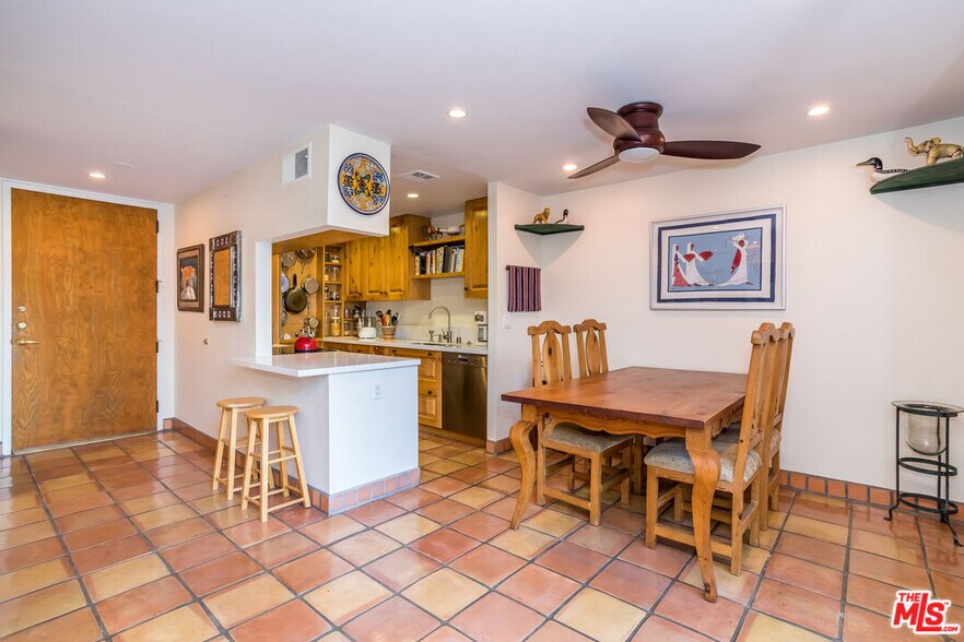 Building Photo - 100 S Doheny Dr